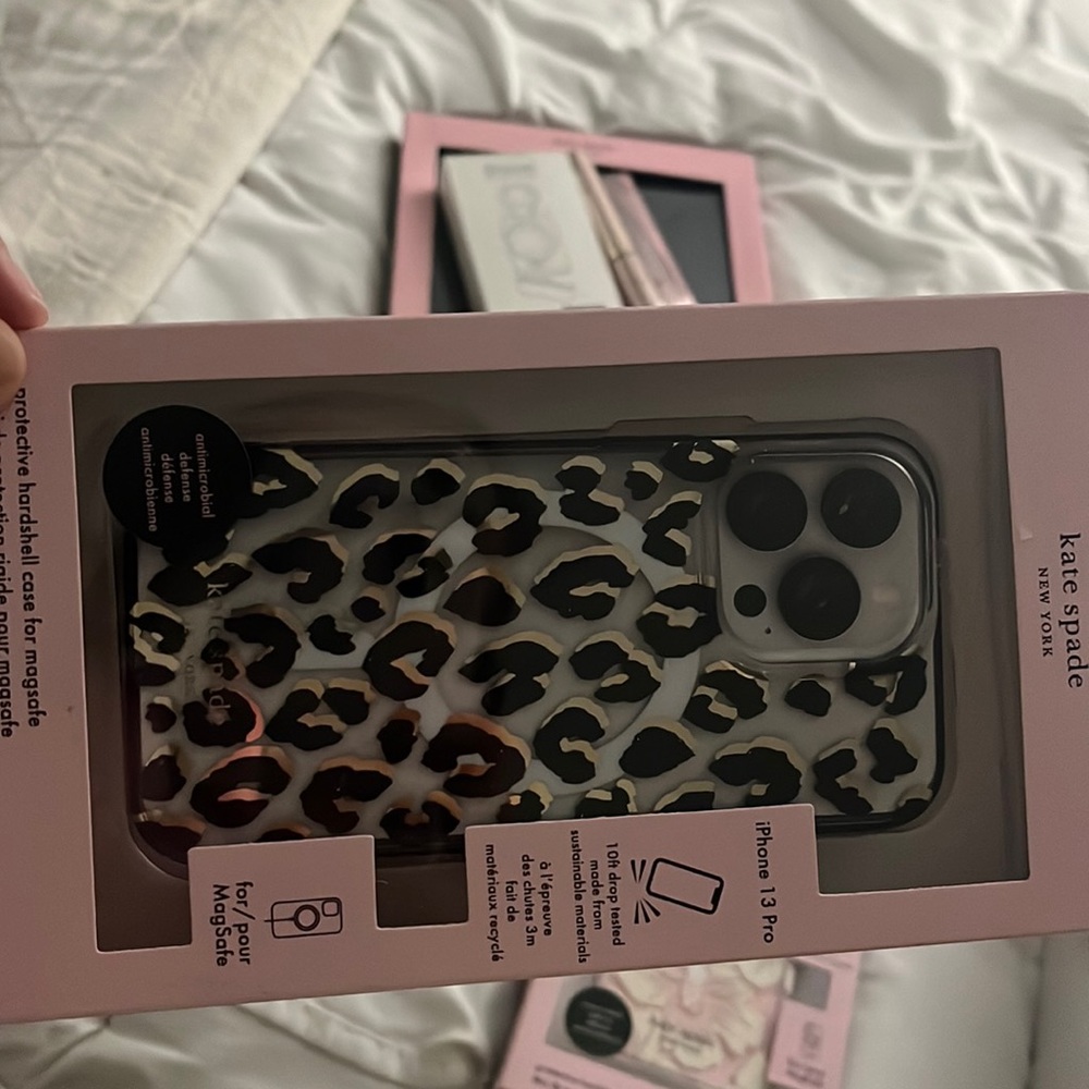 Beautiful clear cheetah Maxi of approved iPhone 13 Pro case new in box